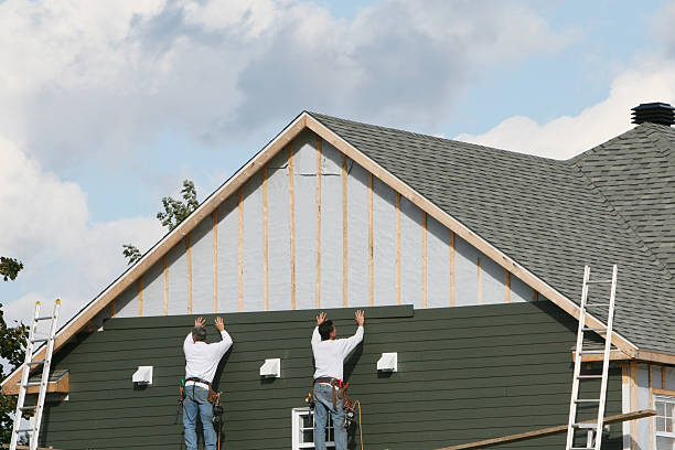 Professional Siding technician working in Hampton, IL